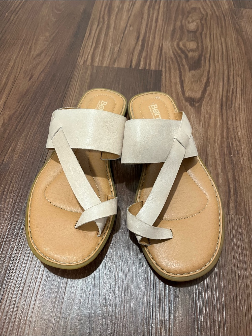 NWOT Born Women's Crisscross Strap Toe
Loop Sandals Brown Leather 10M